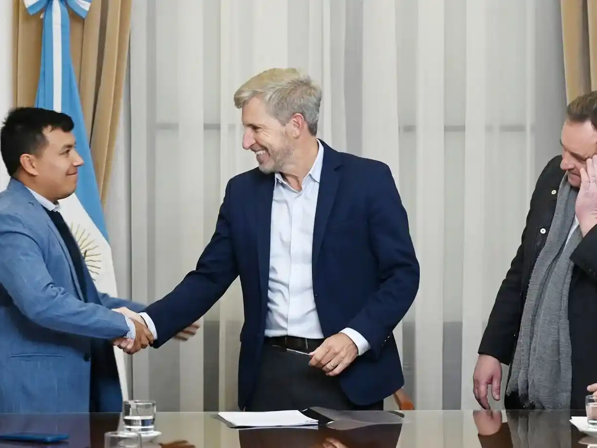 El gobernador firmó convenios con municipios y comunas para fortalecer el mantenimiento de caminos provinciales