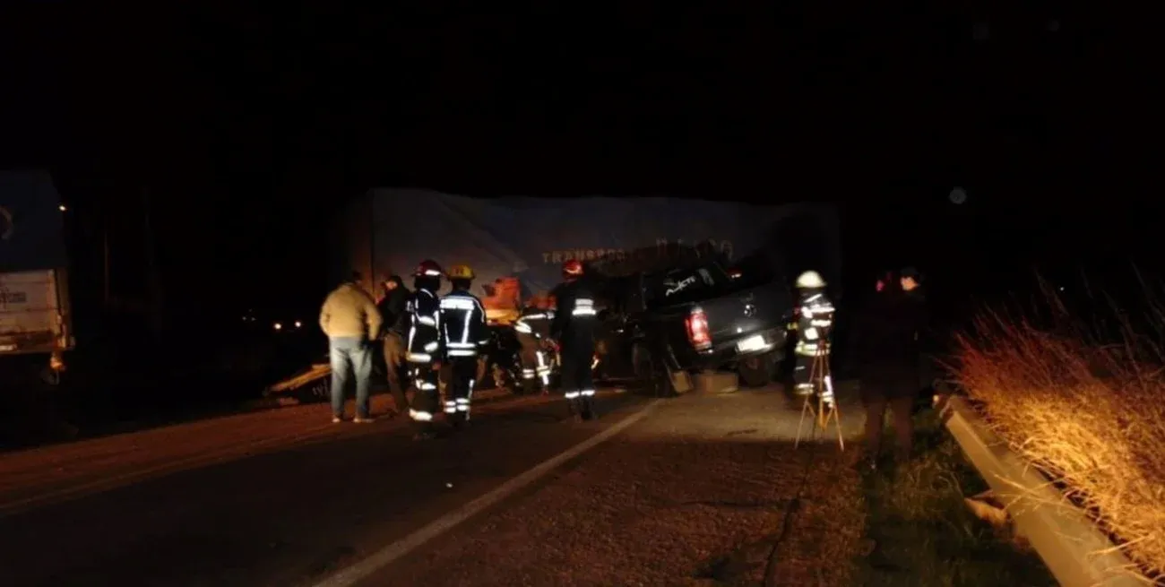 Personal de emergencia durante las tareas de rescate del 27 de abril.