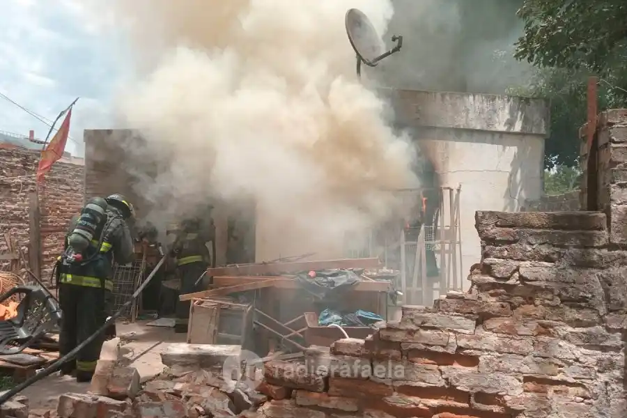 Terminaron de incendiar la casa del presunto violador en barrio Fasoli