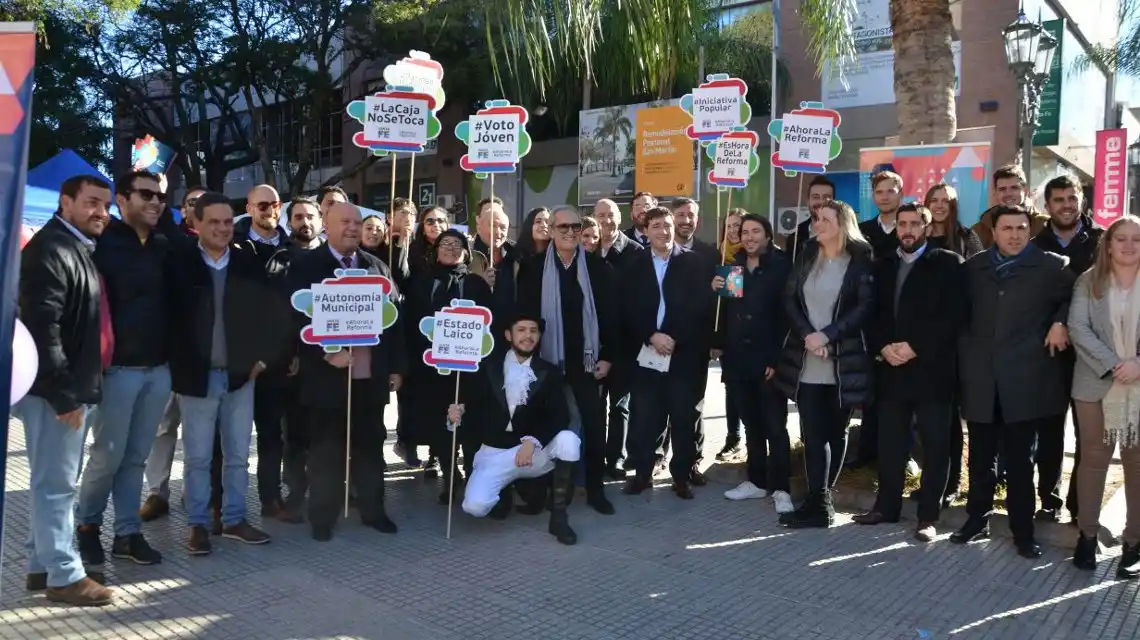 Reforma Constitucional: autoridades provinciales dialogaron con vecinos en la peatonal