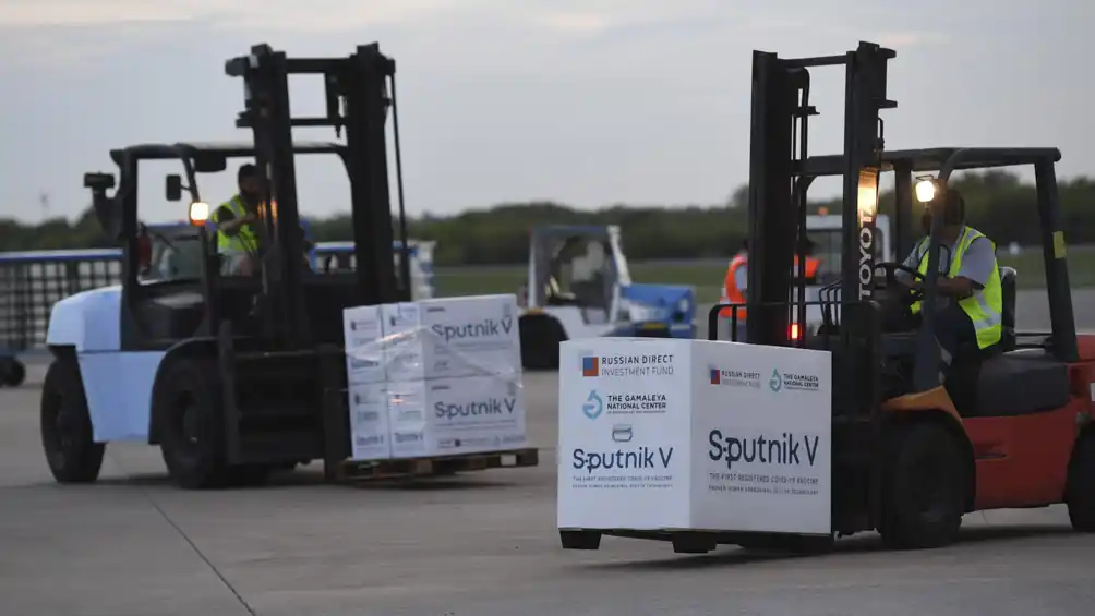 Llega el décimo vuelo de Aerolíneas Argentinas con más vacunas Sputnik V