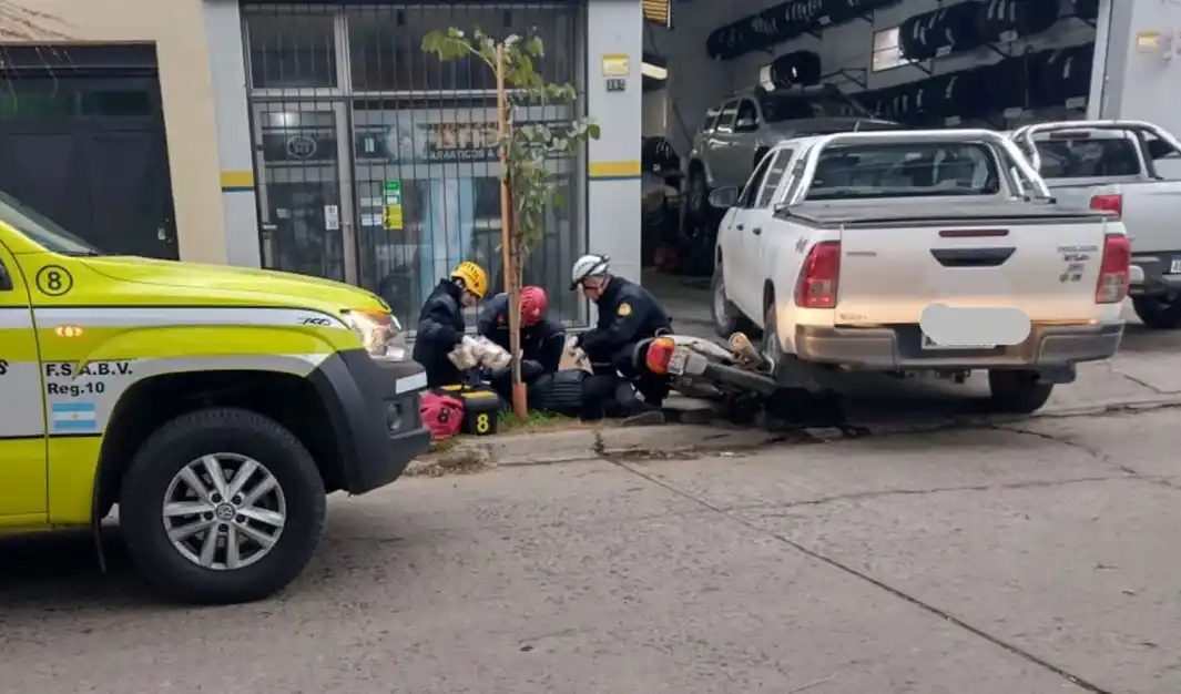 Bomberos atendieron a la mujer lesionada.