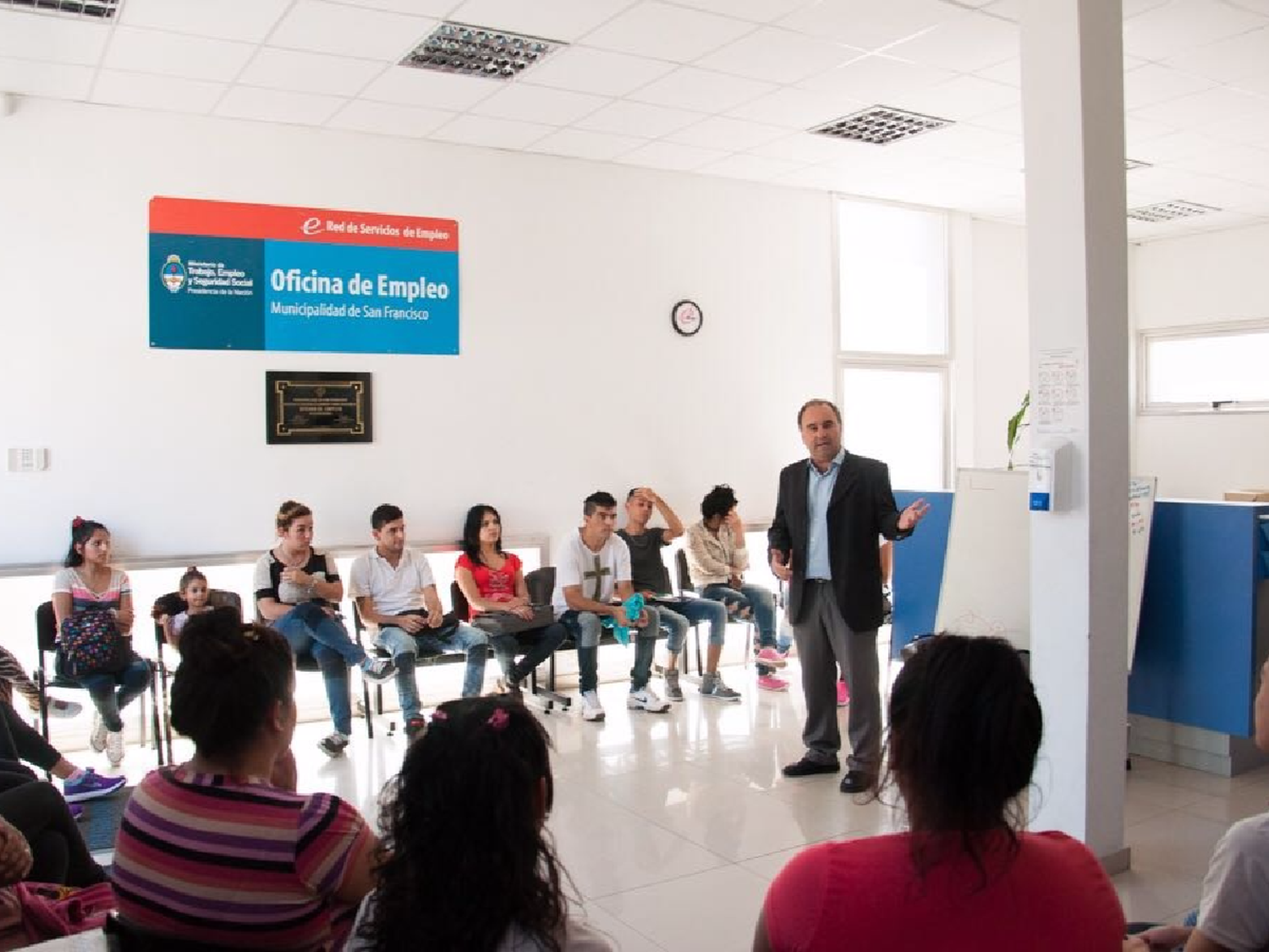 Distintos programas entrenan a "ninis" y desempleados para el trabajo