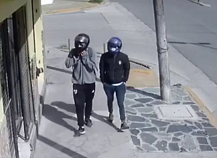Ladrones con casco sustraen pantalones en un comercio