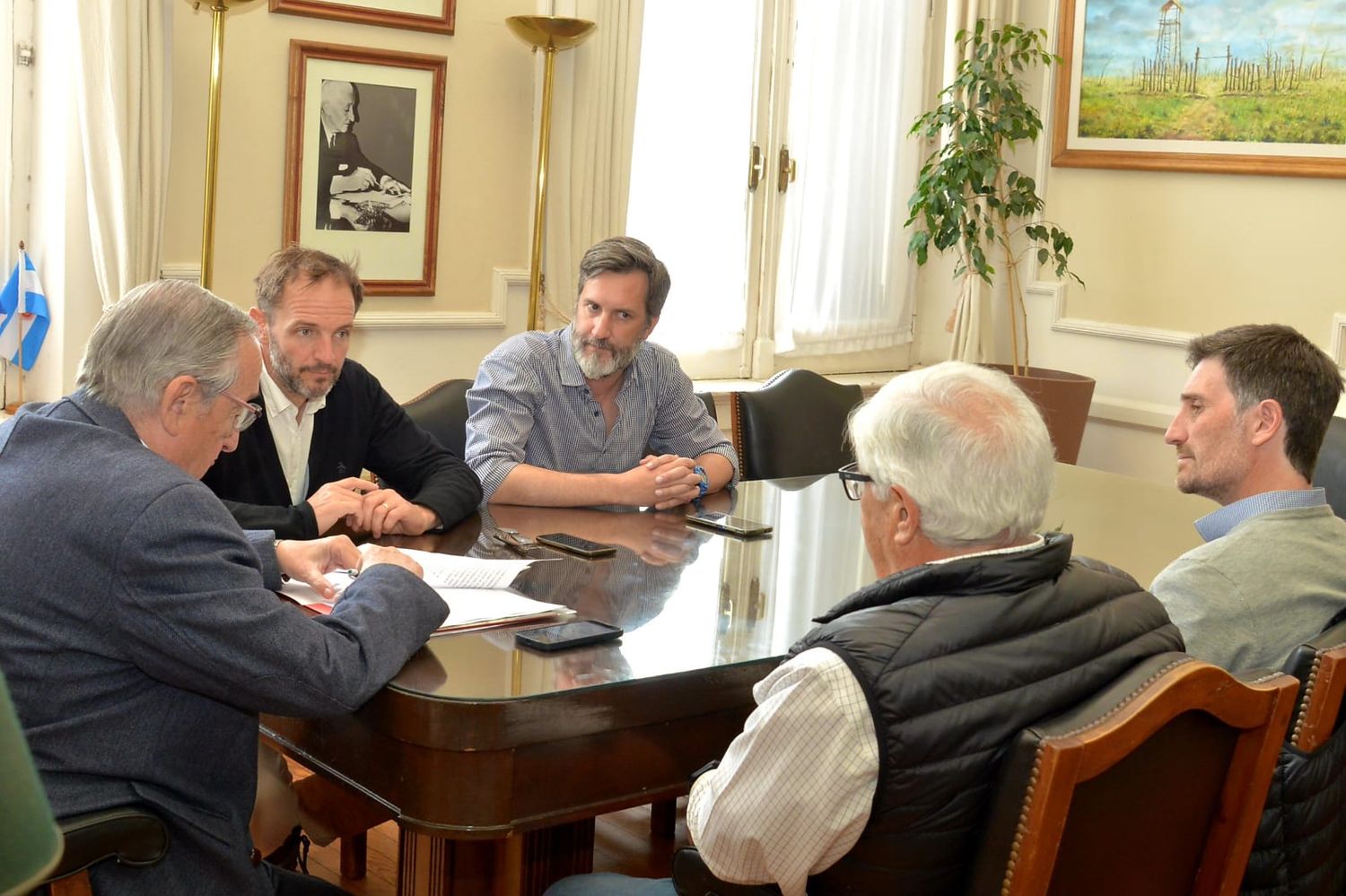 En el despacho del intendente Miguel Lunghi, ayer se firmó el contrato de la obra que permitirá el inicio en la construcción de 24 viviendas en el Barrio Arco Iris.