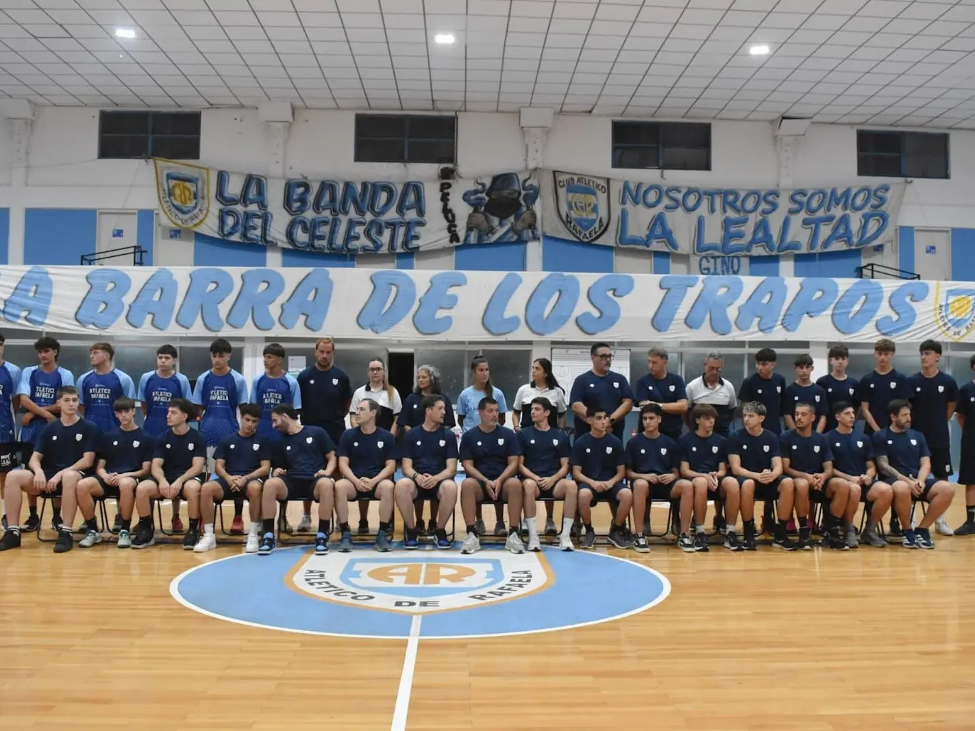 La Crema presentó en el "Lucio Casarín" plantel e indumentaria de cara al debut en la Liga Federal de básquet el 8 de marzo.Foto:Prensa AR