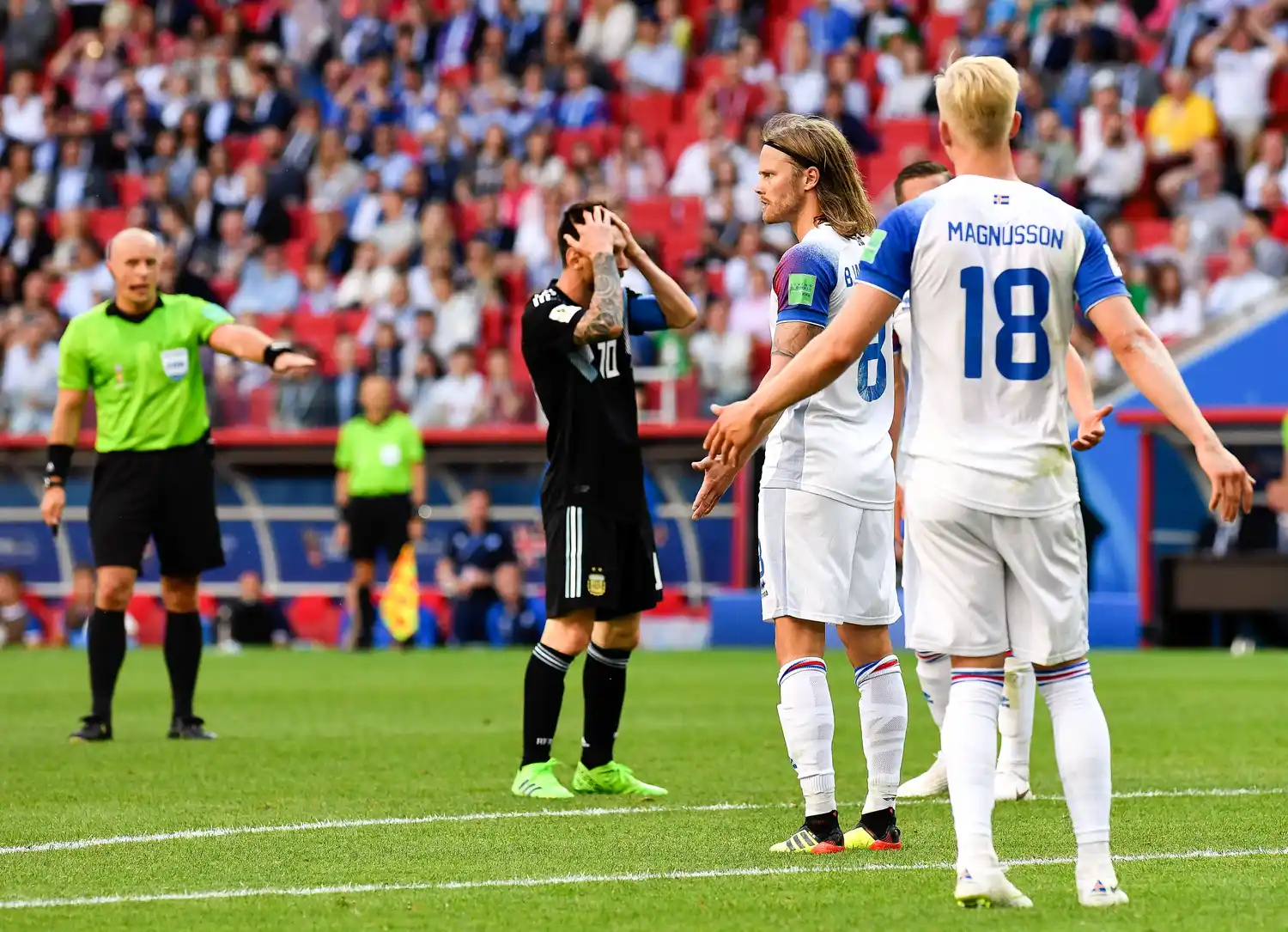 Argentina igualó con Islandia en su debut en un duro partido
