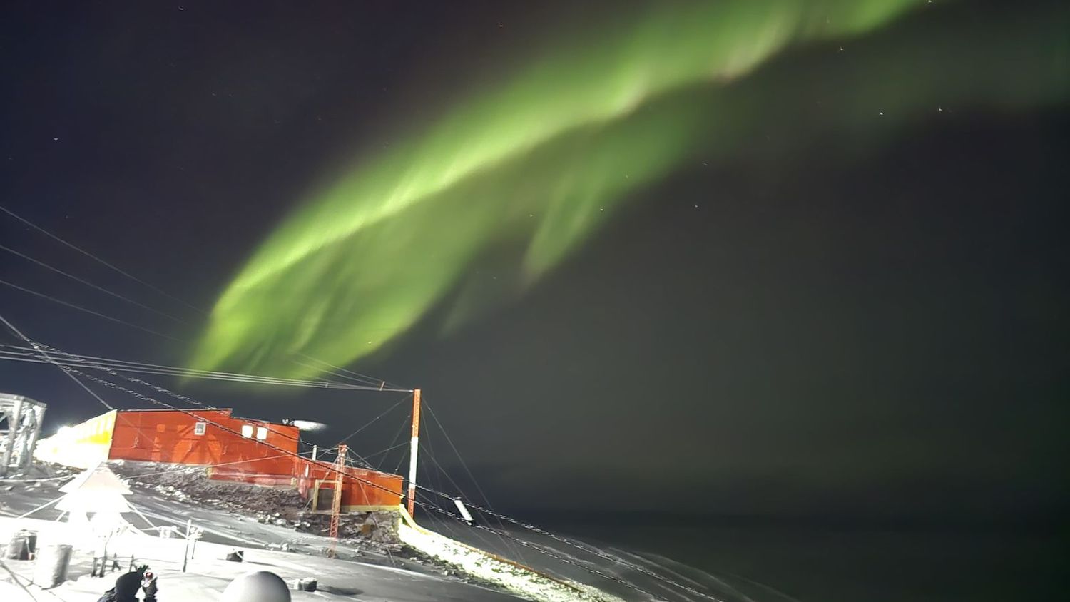 Auroras australes iluminaron el cielo en la Antártida Argentina: ¡mirá las fotos y videos!