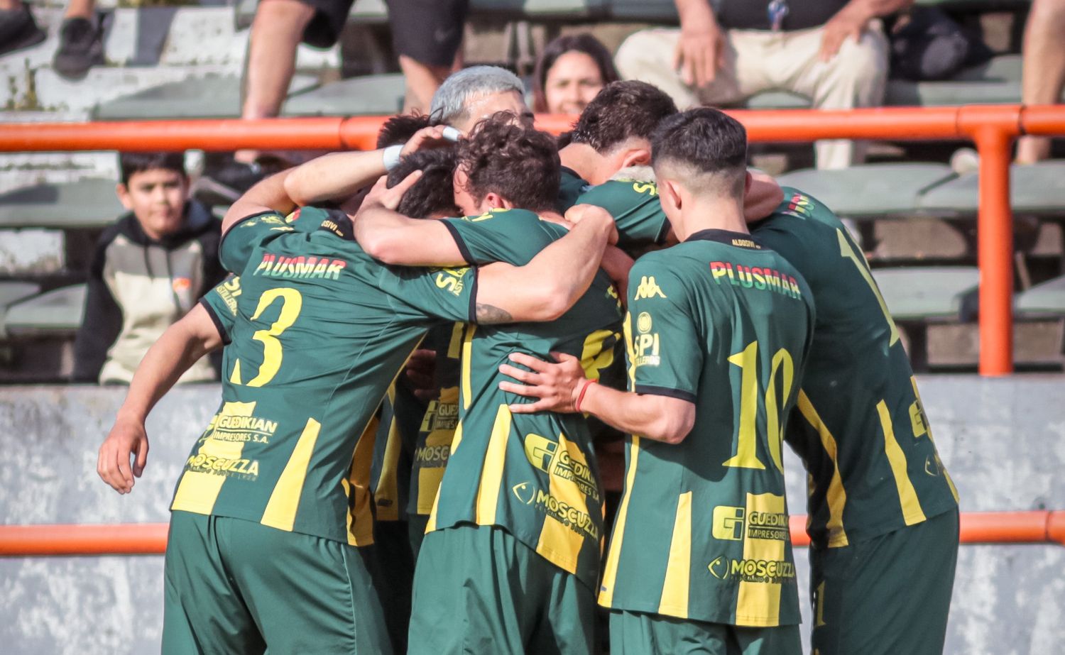 El equipo abrazado en el festejo de gol