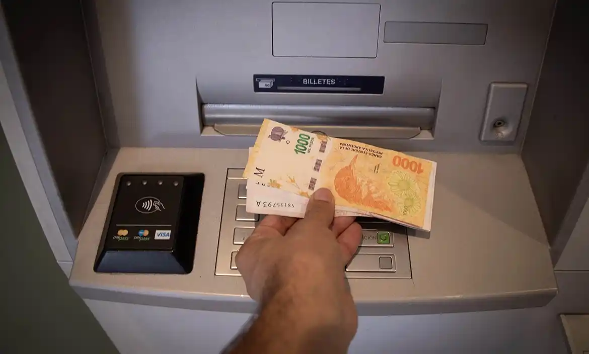 Suben las comisiones que cobran los bancos para extraer dinero de un cajero automático