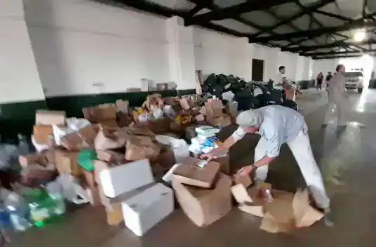 Cuatro camionetas con tráiler y acoplados repletos de donaciones llegaron desde Tandil a Corrientes