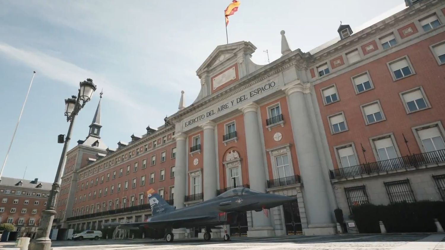 Airbus exhibe un modelo a escala real del modelo mas moderno del Eurofighter Trancha 4+ frente al Cuartel General del Ejército del Aire y del Espacio