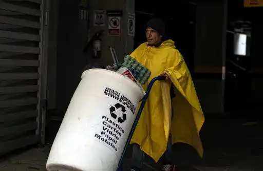 Jesús asegura que si la situación no mejora, se va para Chile. 