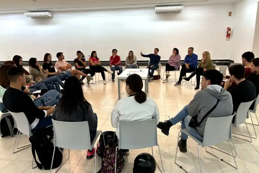 Centros de Estudiantes de las escuelas secundarias de Rafaela, que se encuentran organizando un festival cultural para el 1 de octubre en “La Estación”.