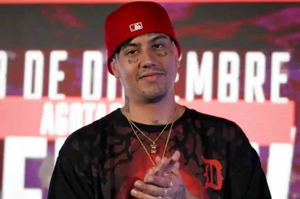 Duki recibió a la prensa en un salón del Monumental.