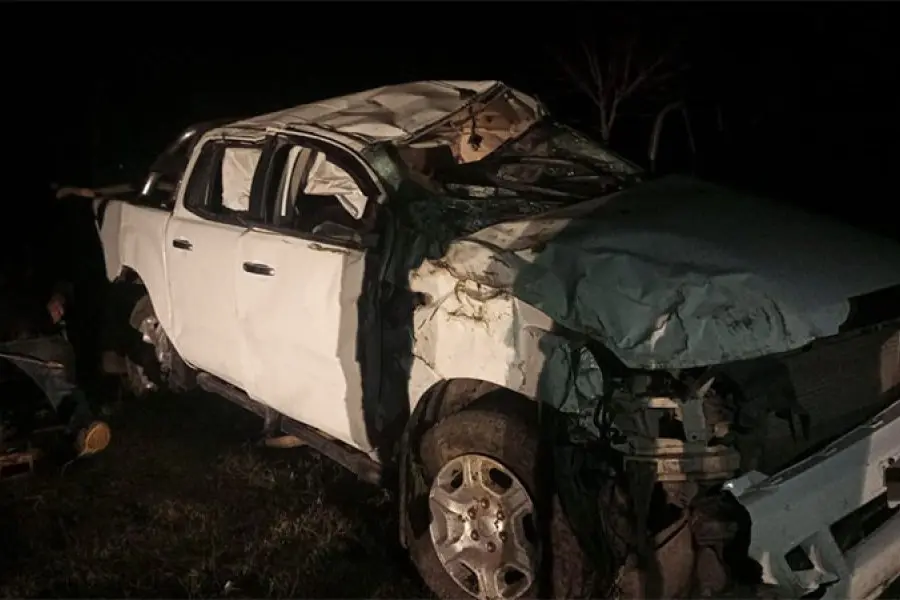 Dos hombres fueron hospitalizados tras volcar camioneta en ruta entrerriana