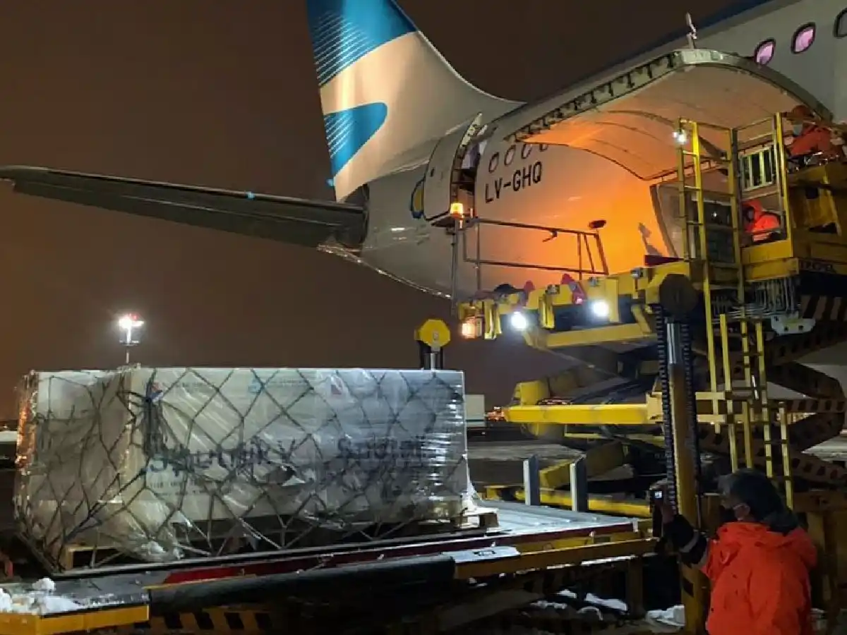 Por la tarde llegarán 400.000 dosis más de la vacuna Sputnik V al país