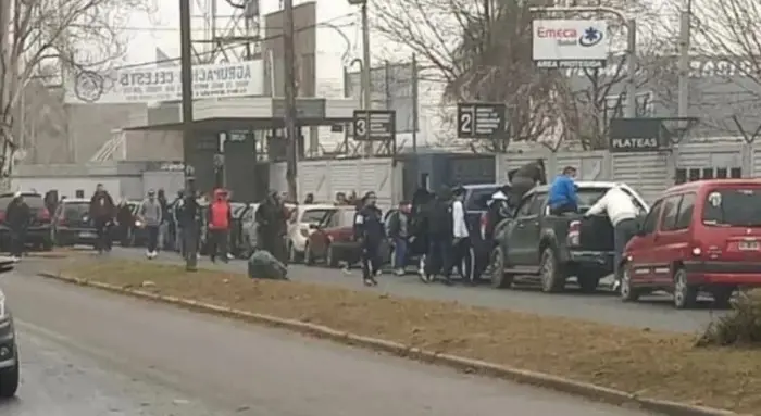 Así fue el polémico cortejo fúnebre que le hizo la barrabrava de Quilmes al delincuente que mató el jubilado