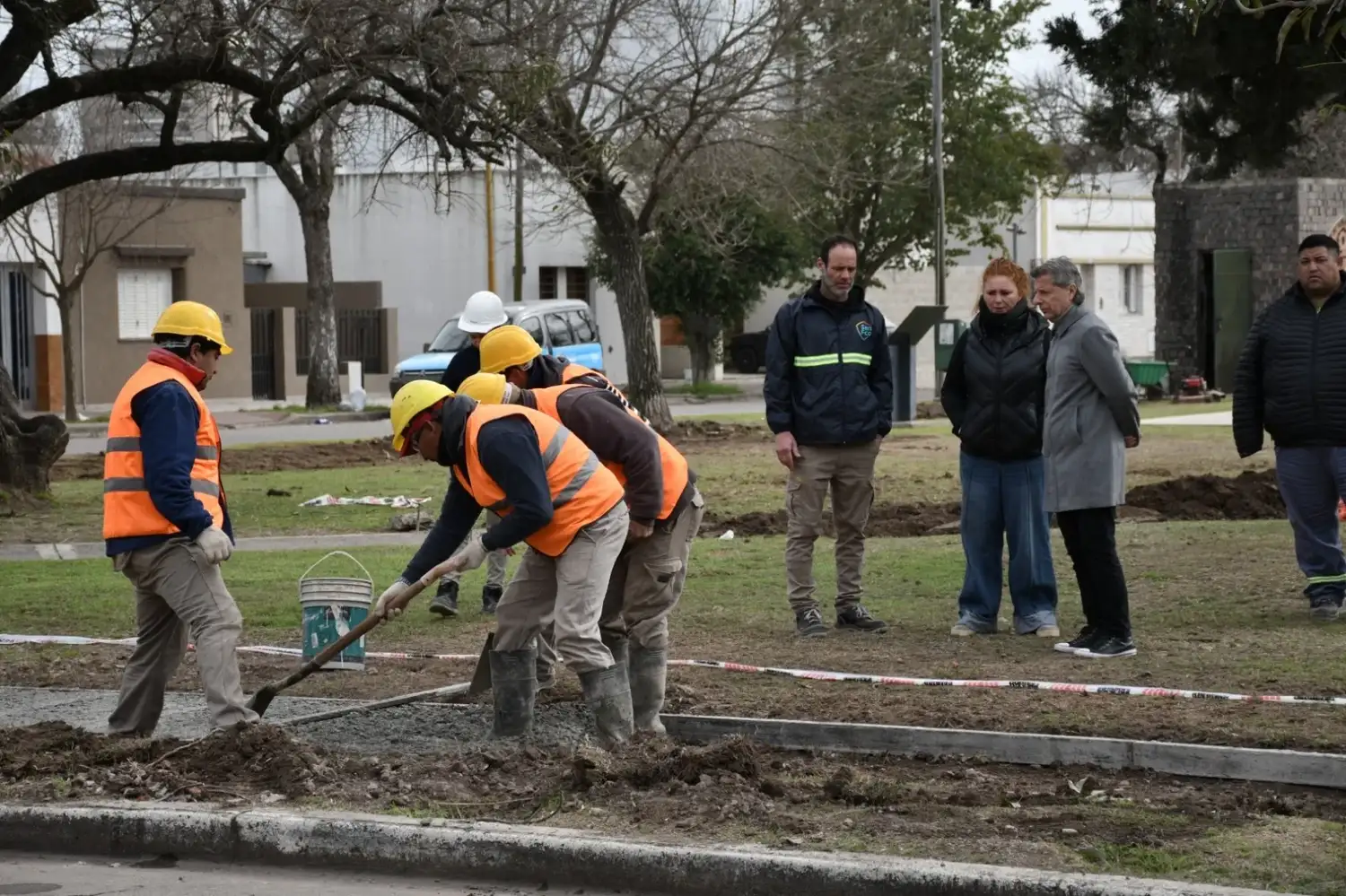Continúa con el plan de renovación de veredas en la Plaza Sarmiento