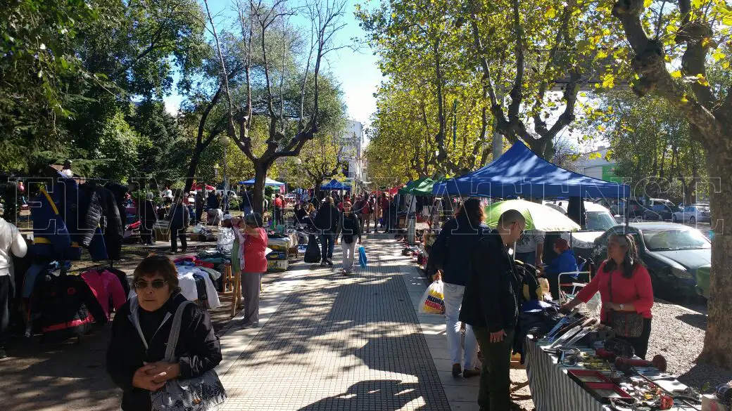 La venta ilegal colapsa Plaza Rocha: desde choripanes a vestidos de novia