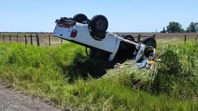 Un señor de 80 años agarró un camino en mal estado y terminó atrapado en su camioneta tras volcar