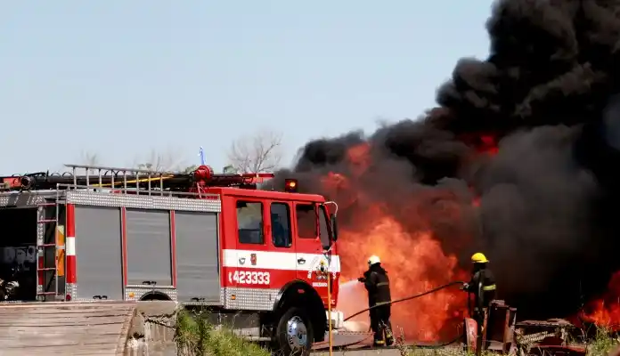 Luchan contra el fuego y salvan vidas