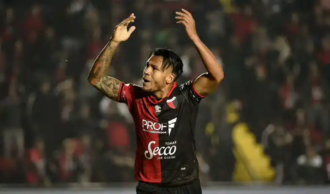 Colón “bajó” al puntero