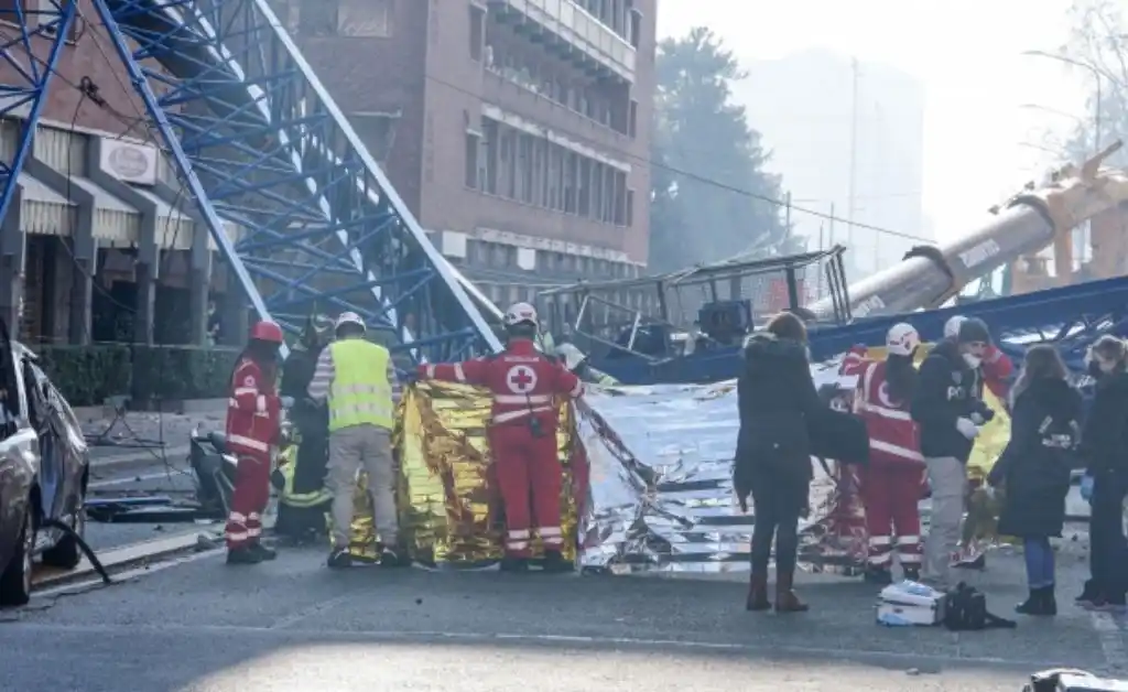 Al menos tres muertos y varios heridos por el derrumbe de una grúa en Italia