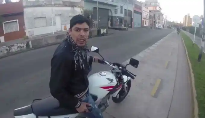 Escalofriante: Un turista grabó al motochorro que intentó robarle