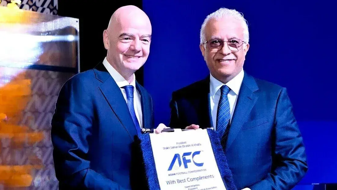 Gianni Infantino junto a Shaikh Salman bin Ebrahim Al Khalifa, presidente de la AFC.