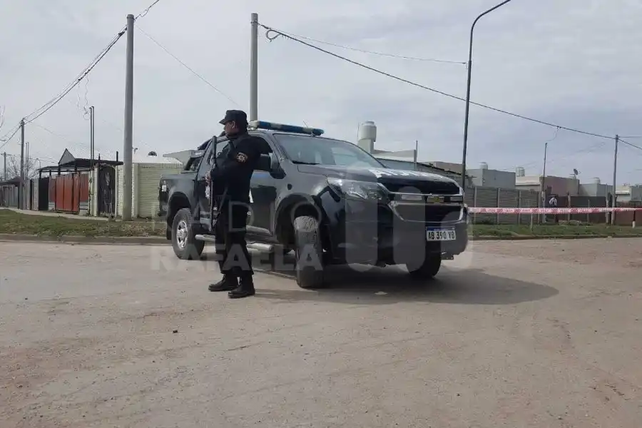 Custodia policial en la casa que habría sufrido un intento de incendio en barrio 2 de Abril