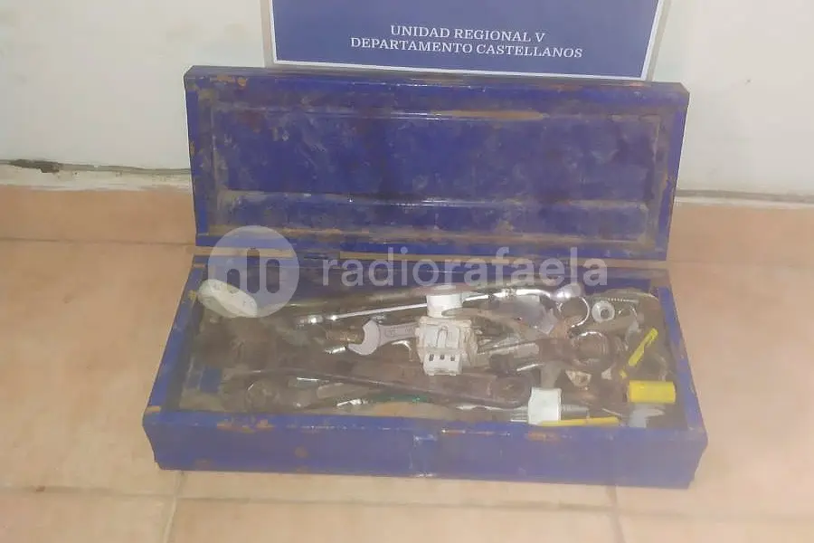 Caminaba con una caja azul y cuando vio la Policía intentó huir: era robada