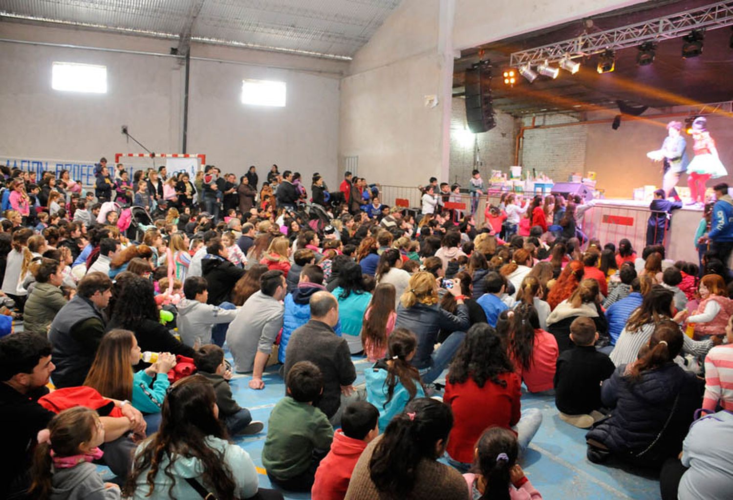 Con espectáculos, juegos y regalos, los chicos festejaron en el club Defensa