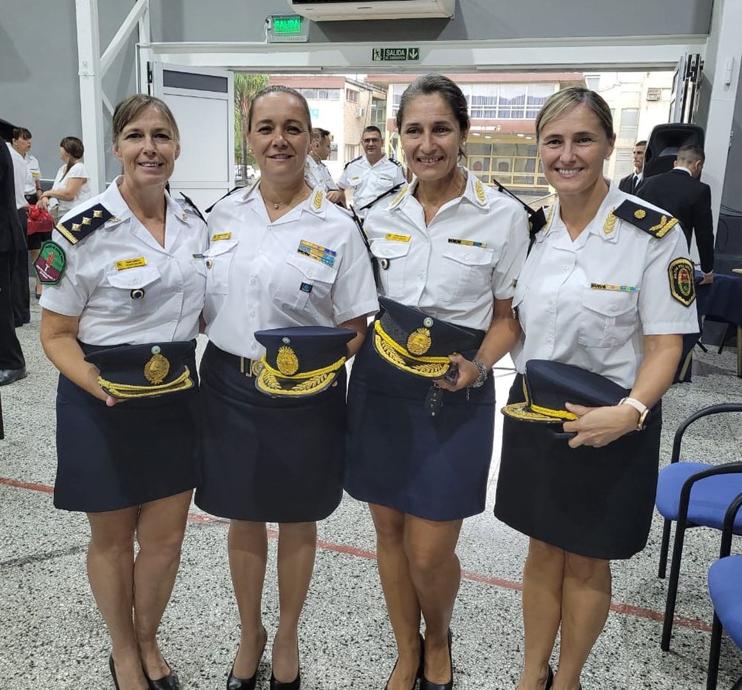 Junto a compañeras en la función policial-