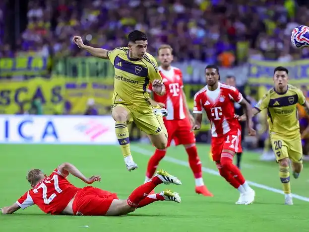 Blanco pasa por arriba de Laimer en el primer tiempo. Imagen: EFE