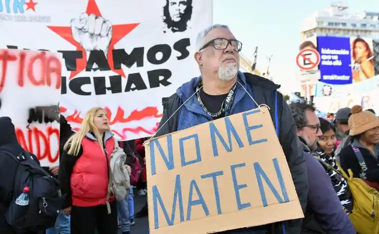 Los manifestantes arrojaron piedras a la policía.