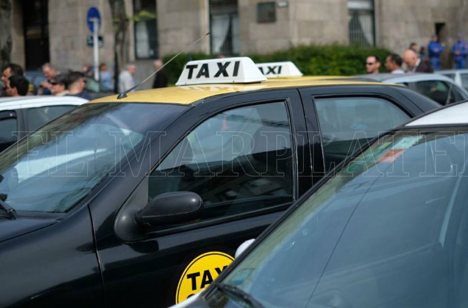 Taxistas se reúnen para analizar medidas por el incremento del GNC