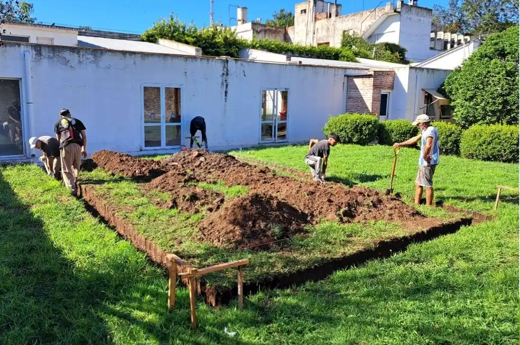 Trabajos preliminares para levantar la nueva estructura en el edificio municipal.
