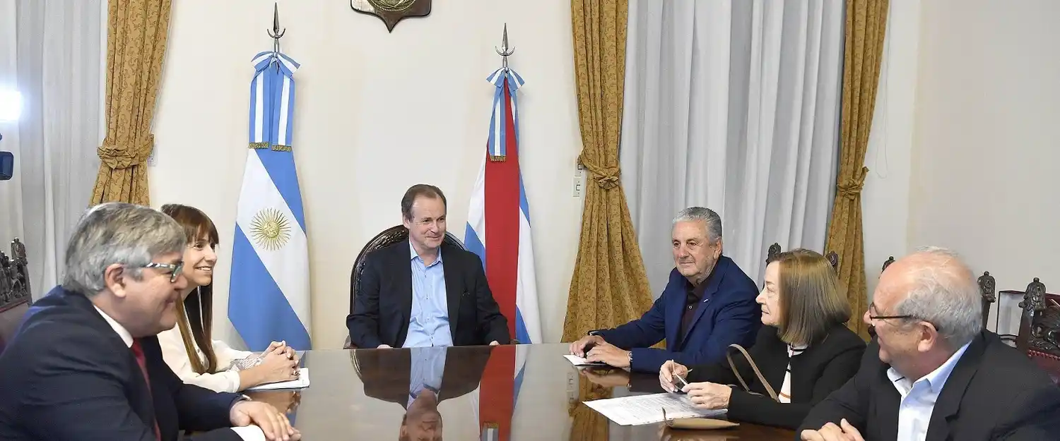 Bordet se reunió con directivos de Clínicas y acordó trabajar juntos ante la crisis