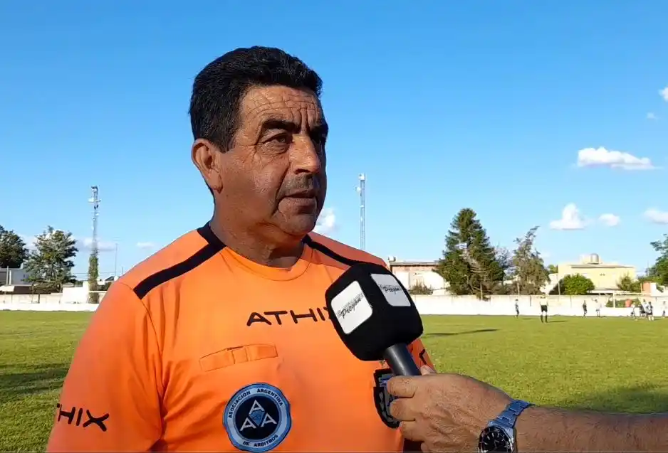 Ricardo Martínez se desempeña como árbitro de fútbol hace casi 30 años.