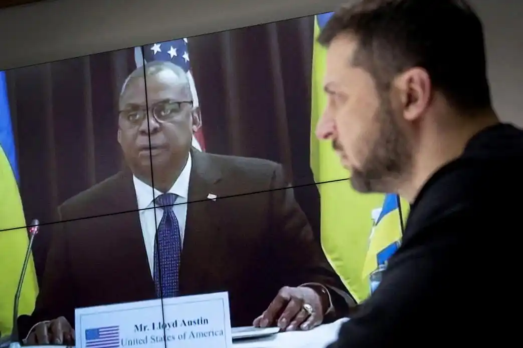 Por videoconferencia, el presidente de Ucrania se reunió con ministros aliados reunidos en Alemania.