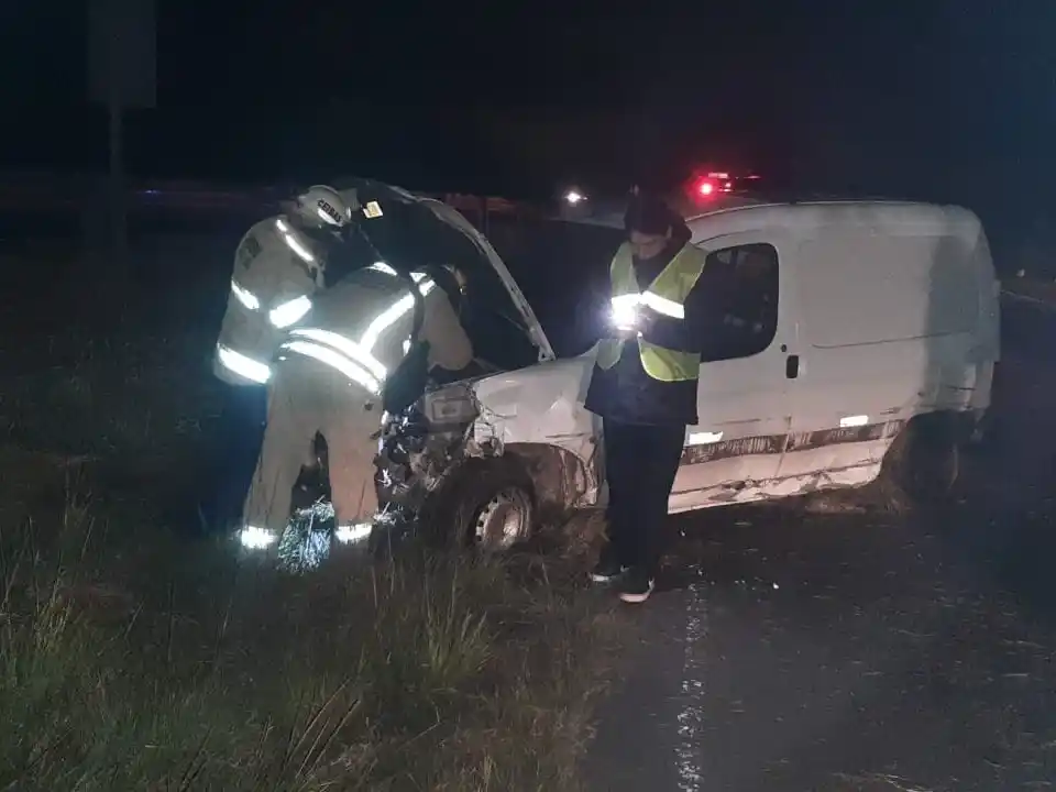 Un vecino chocó su auto contra el guardarrail en la Ruta 12
