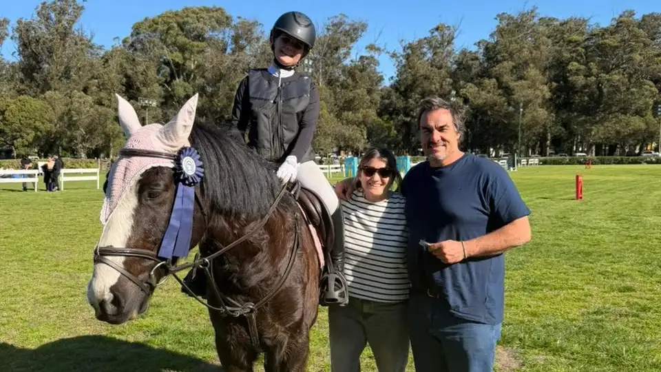 Francisca Trueba acompañada de sus padres, Lorena y Marcos.