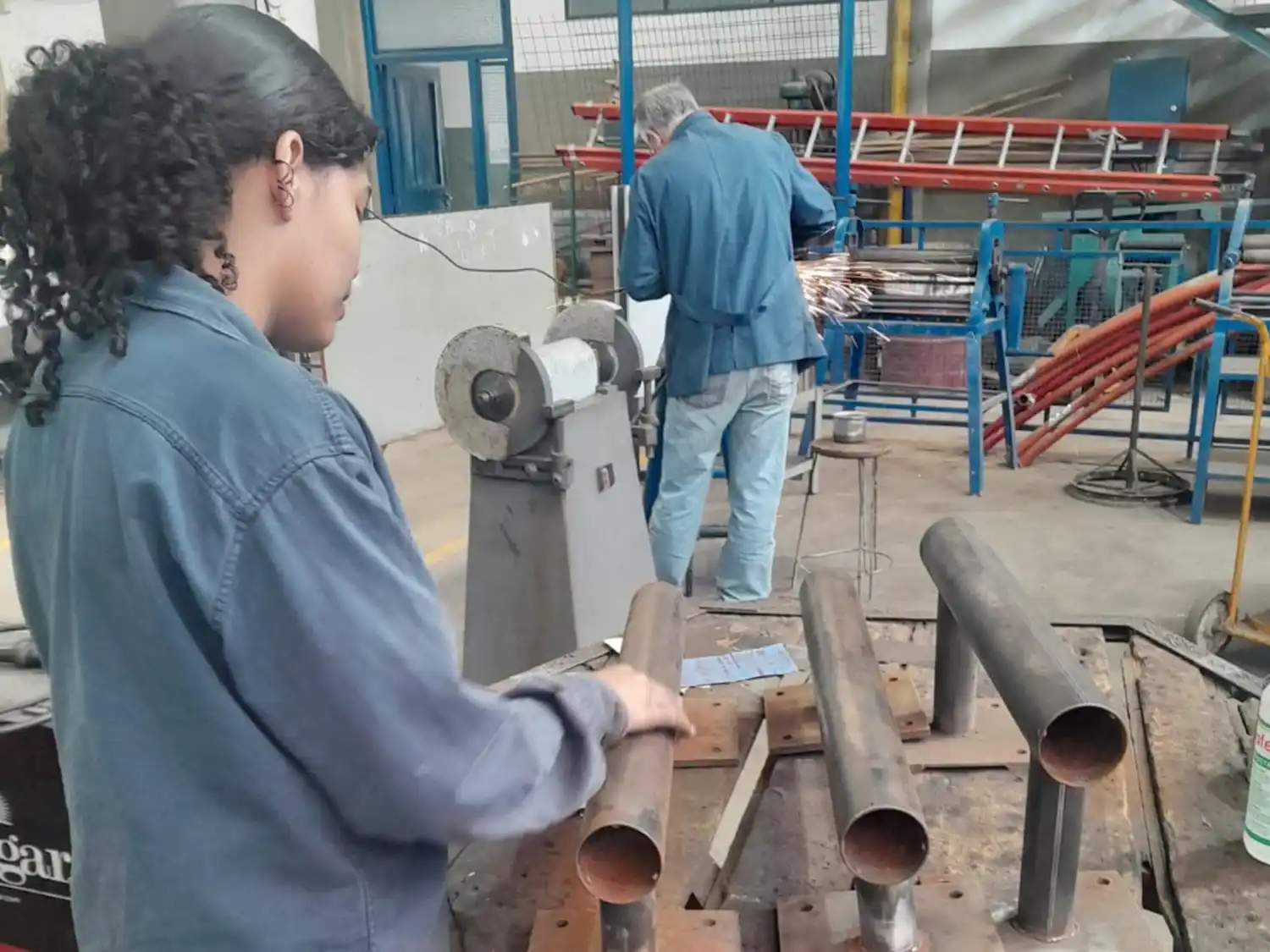 Alumnos de la EET Quirós pusieron en valor máquinas de ejercicios en la zona del puerto