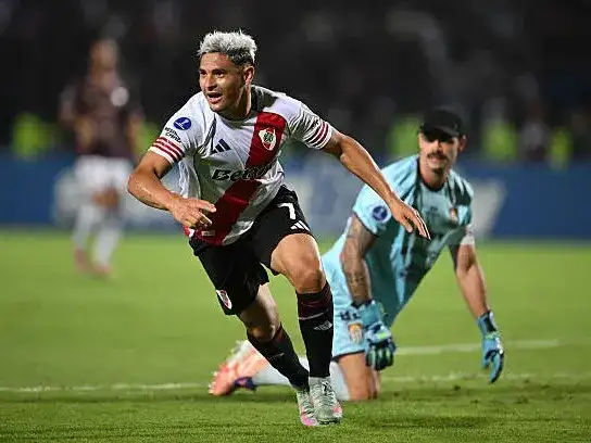 Salas le dio el triunfo a River en el descuento.