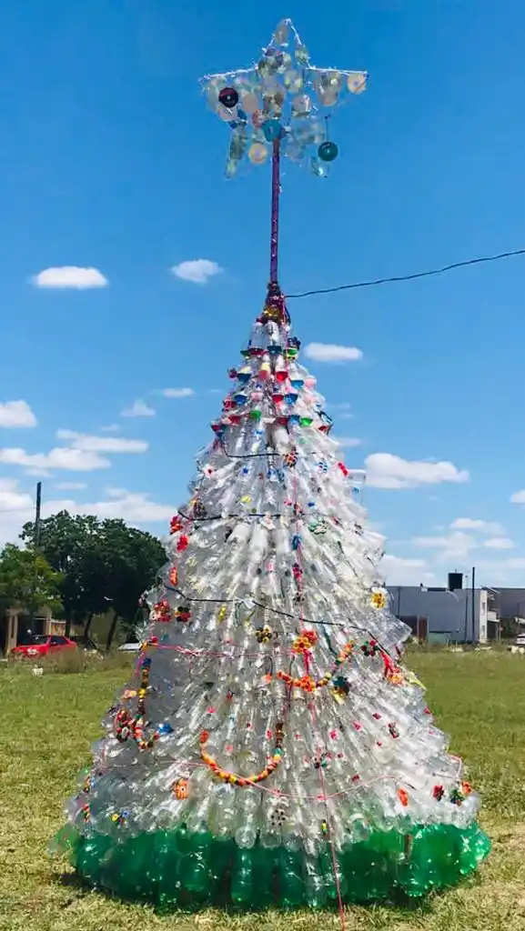 Reciclaje navideño: Así quedó el árbol creado por 10 familias de Gualeguaychú