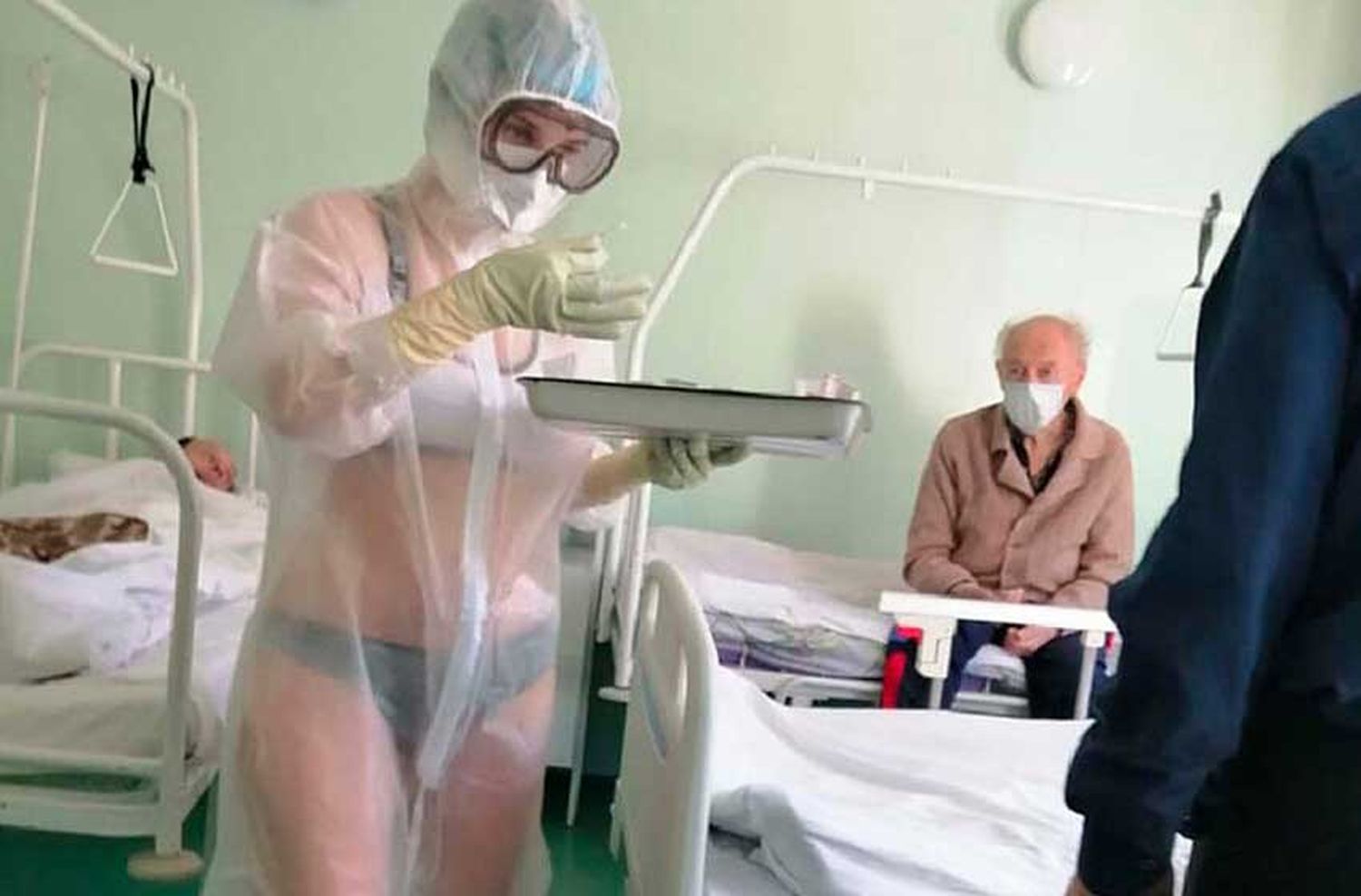 Escándalo: atendía pacientes de coronavirus en ropa interior y fue sancionada