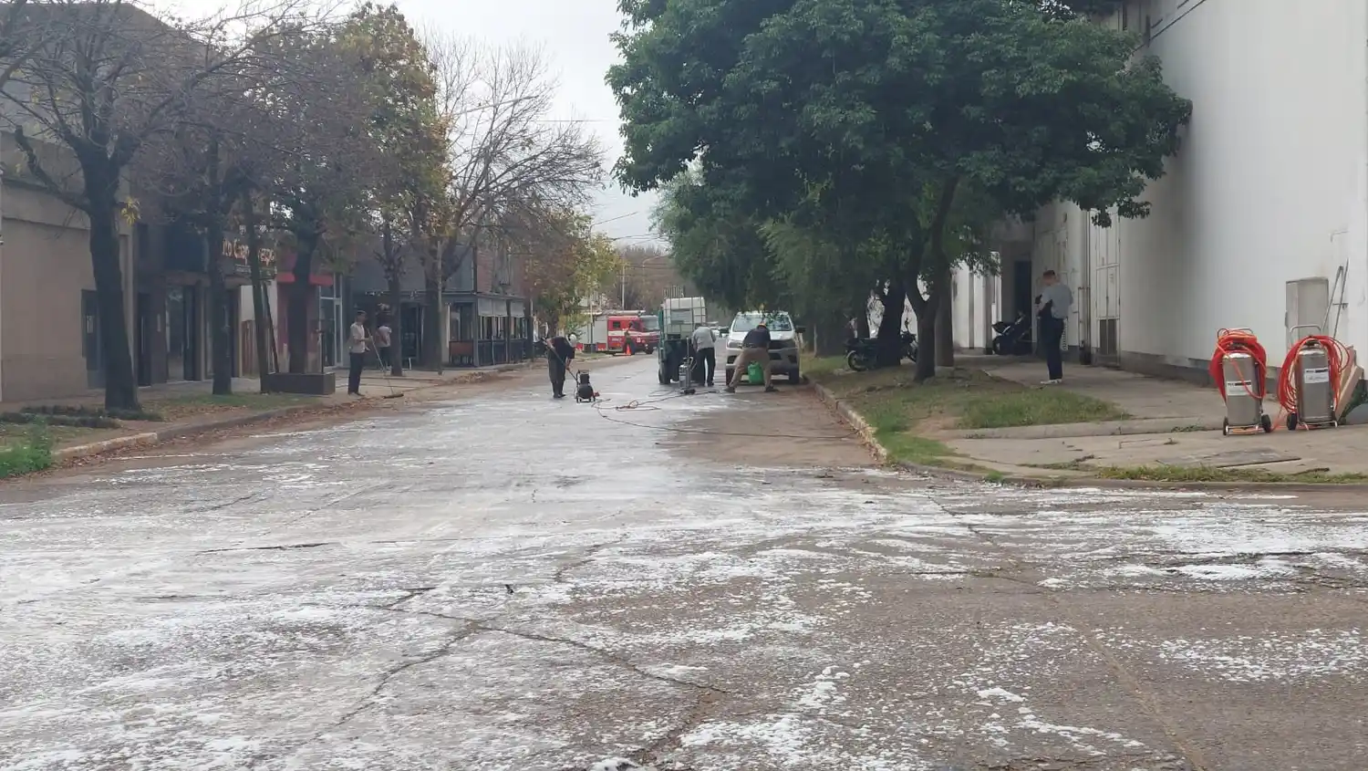 Derrame de aceite vegetal en calle Otto Sagemuller generó complicaciones en el tránsito céntrico de Crespo