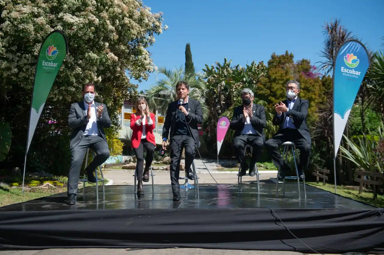 Escobar: Axel Kicillof visitó la Fiesta de la Flor y utilizó una frase de Mao Tse-tung