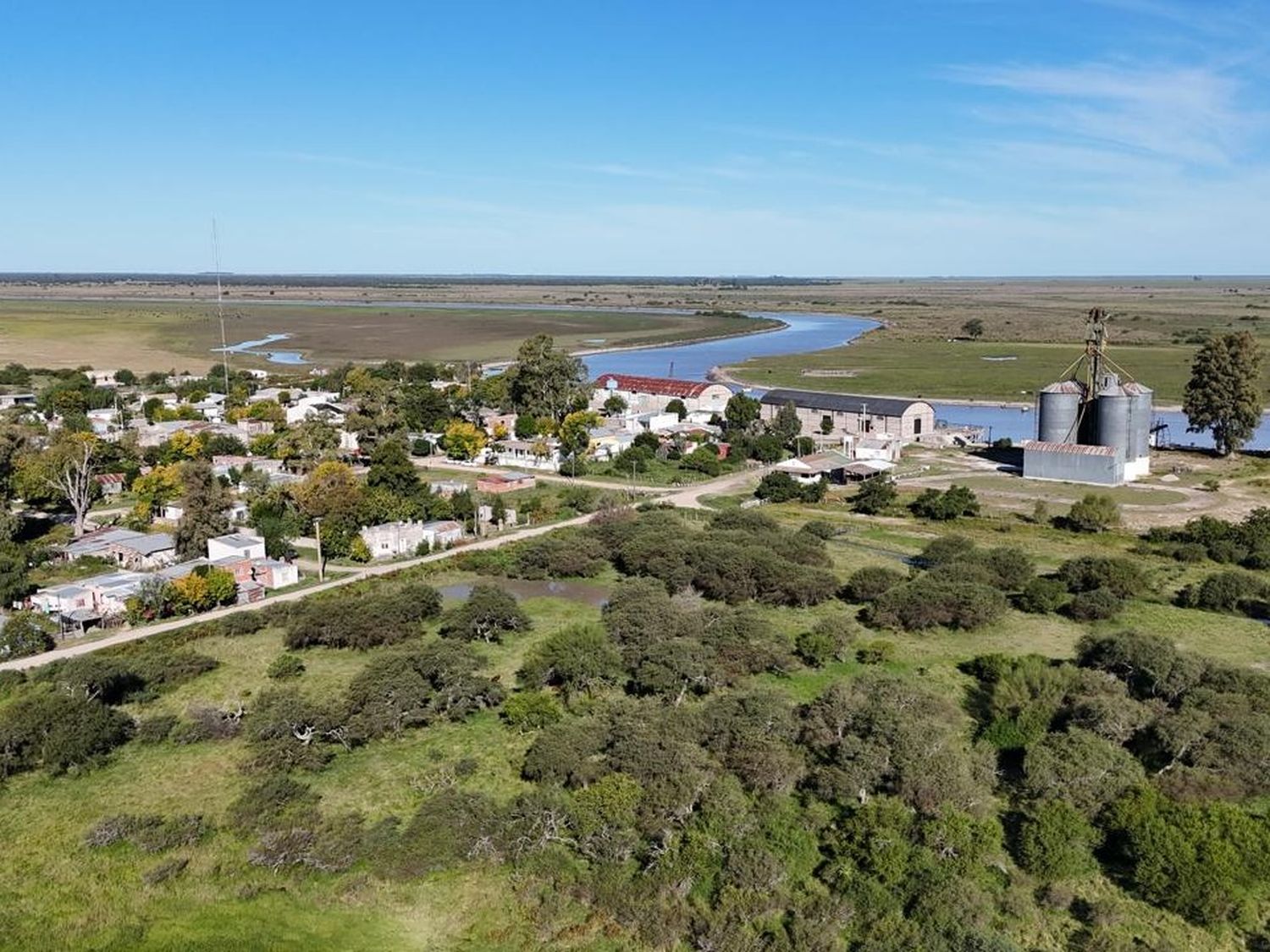 El Área Protegida se encuentra sobre el sector Oeste de Puerto Ruiz.